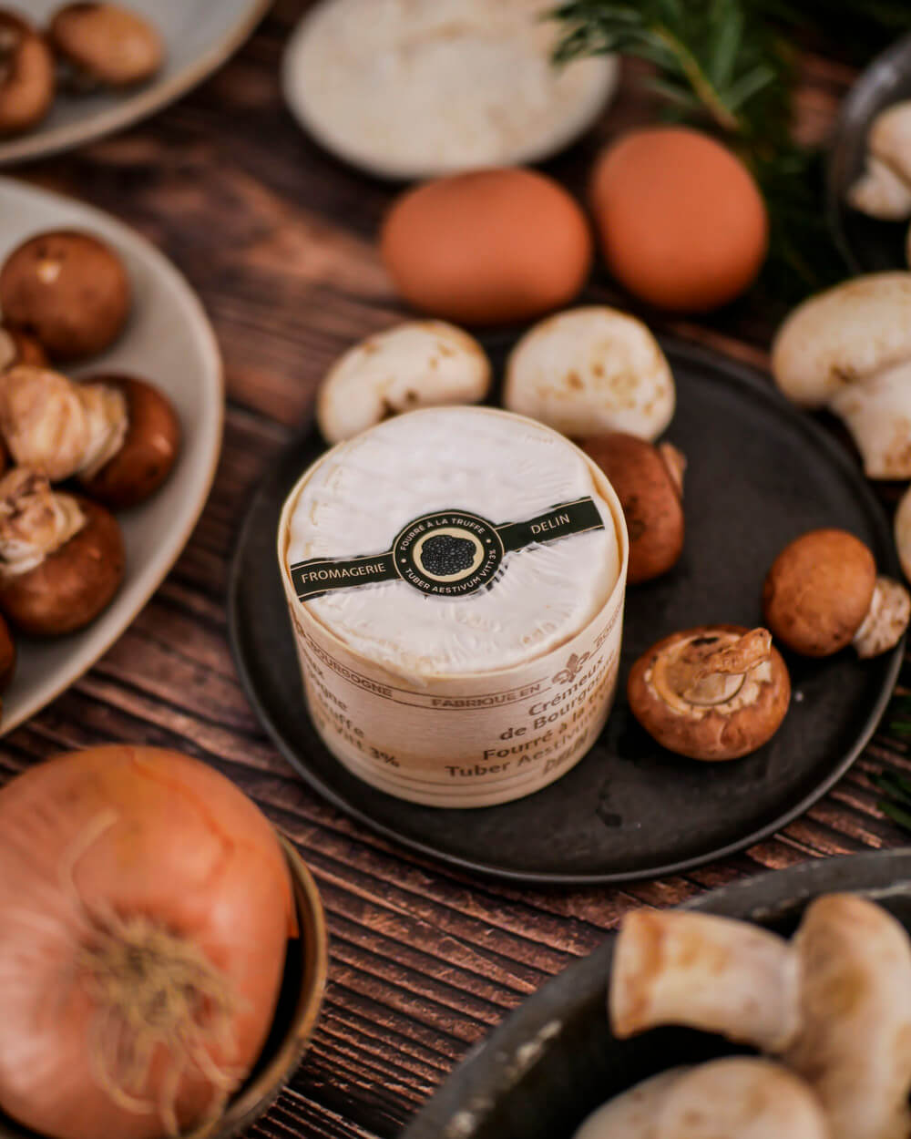 Ravioles au Crémeux de Bourgogne fourré à la truffe & bouillon tiède de champignons