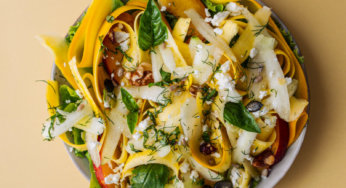 Salade courgette crue, concombre, fêta, pêche