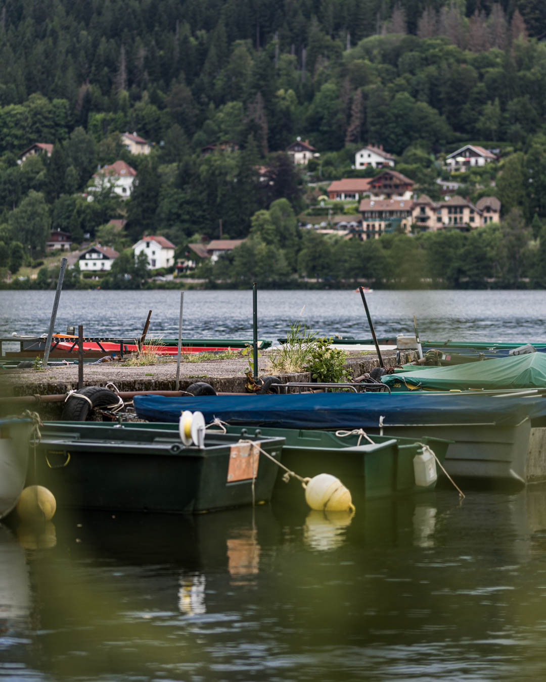 bateaux colorés sur le lac de Gérardmer